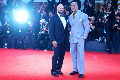 Дуэйн Джонсон и Марк Керр на премьере фильма «Крушащая машина» на Каннском кинофестивале в 2025 году