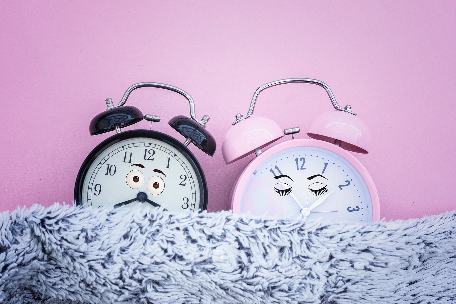 Семіз есектің жақыннан түсірілген фотосы Екі дос қыз жатып алып, кискаларын мастурбациялайды