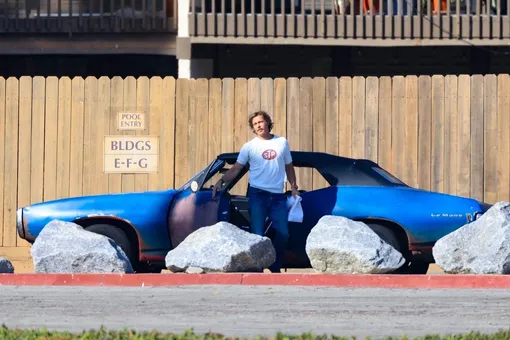 Брэд Питт на съемочной площадке фильма «Приключения Клиффа Бута»