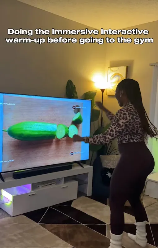 Люди повторяют движения под забавные видео Люди повторяют движения под забавные видео