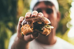 Юноша обнаружил в бургере из «Макдоналдса» слизня Юноша обнаружил в бургере из «Макдоналдса» слизня