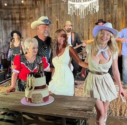 Сидни Суини на дне рождения своей мамы