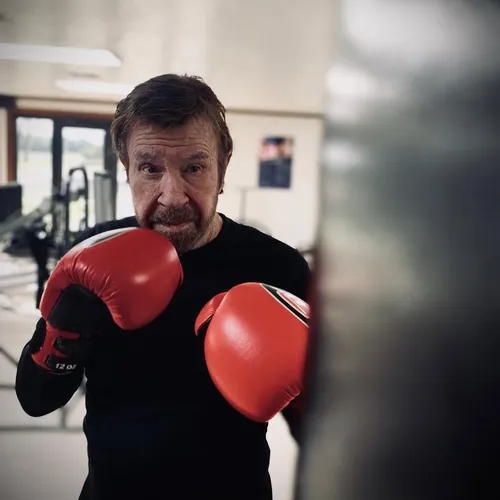 Стало плохо во время тренировки: Чак Норрис умер в возрасте 86 лет