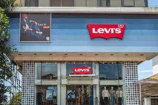 Зумеров научат зашивать одежду: американский бренд запустил неожиданный проект