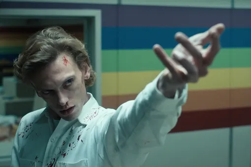 Джейми Кэмпбелл Бауэр в сериале «Очень странные дела» (2022) Джейми Кэмпбелл Бауэр