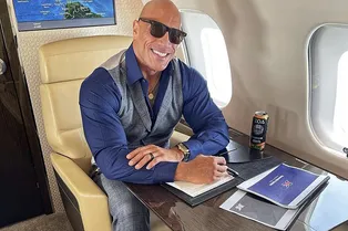 Дуэйн Джонсон растрогал 102-летнюю старушку видеозвонком Дуэйн Джонсон растрогал 102-летнюю старушку видеозвонком