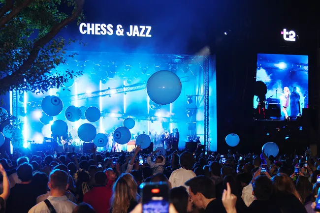 Ритмы и стратегии на Chess & Jazz 2026: в московском саду «Эрмитаж» прошел седьмой фестиваль шахмат и джаза