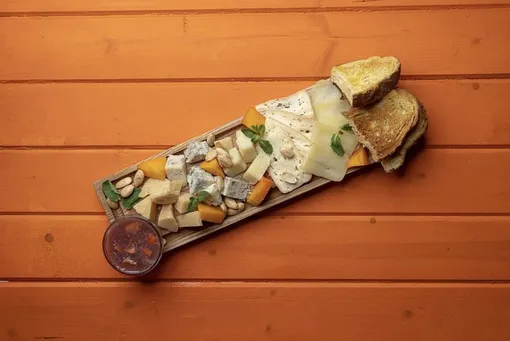 Горгонзола, пармезан, таледжио, орех, фрукты сезонные с мостардой