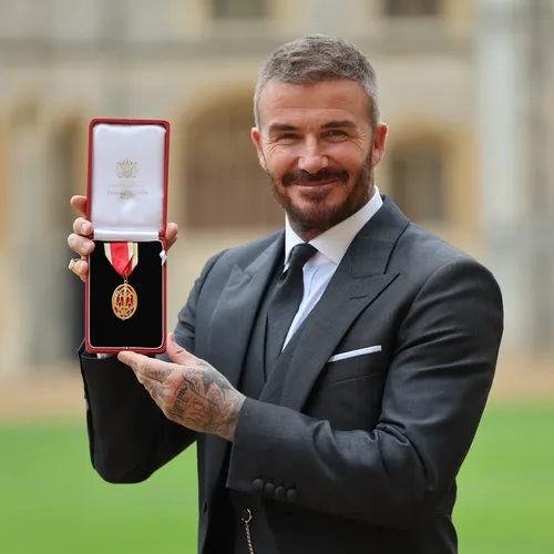 «Встаньте, сэр Дэвид»: король Карл посвятил Бекхэма в рыцари на церемонии в Виндзорском замке