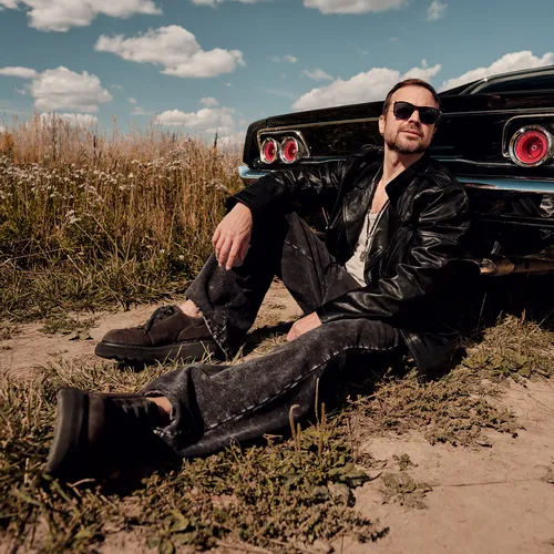 «В 32 года я купил Dodge Charger — мальчишеская мечта сбылась»: Алексей Чадов о любимой машине и американском автопроме