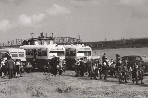 Прибытие пионеров в детский лагерь «Поленово», 1950-ые годы Прибытие пионеров в детский лагерь «Поленово», 1950-ые годы