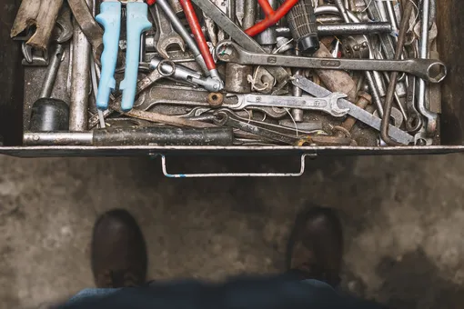 Назад в 90-е: почему авторемонт в России массово уходит в гаражи, а официальные сервисы вымирают