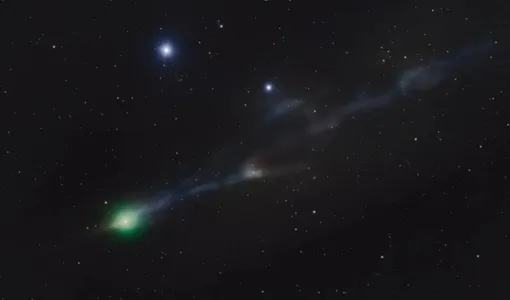 Серия снимков кометы 3I/ATLAS, совмещенных и обработанных с помощью фоторедактора (25 ноября 2025 года)