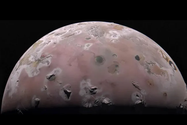 На спутнике Юпитера произошло самое мощное в Солнечной системе извержение вулкана: именно туда летит комета 3I/ATLAS