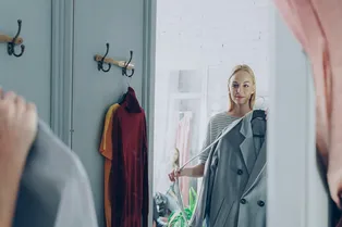 Гардероб стал активом: зумеры начали зарабатывать на аренде своей одежды