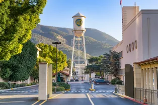 Warner Bros. стала лидером, заработав $4 миллиарда долларов в 2025 году: самые кассовые фильмы и претензии на награды Warner Bros. стала лидером, заработав $4 миллиарда долларов в 2025 году: самые кассовые фильмы и претензии на награды