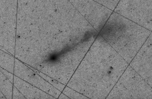 Изображение 3I/ATLAS, полученное 9 ноября с помощью комбинации из пяти экспозиций, каждая продолжительностью 3 минуты, с помощью двух телескопов. Направление на Солнце — в левом нижнем углу. Изображение 3I/ATLAS, полученное 9 ноября с помощью комбинации из пяти экспозиций, каждая продолжительностью 3 минуты, с помощью двух телескопов. Направление на Солнце — в левом нижнем углу.