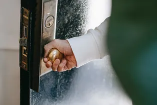 Мужчина выгнал тещу из дома и узнал неприятный секрет Мужчина выгнал тещу из дома и узнал неприятный секрет