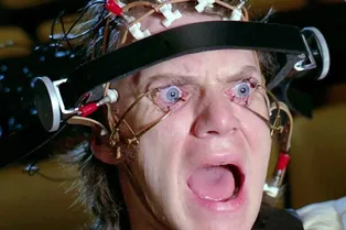 Как у некоторых людей получается спать с открытыми глазами