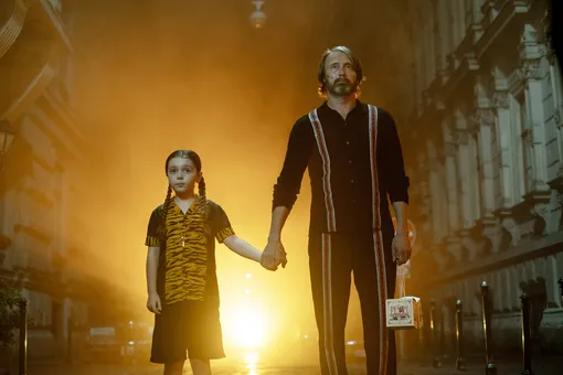 Софи Слоун и Мадс Миккельсен в фильме «Поймать монстра»