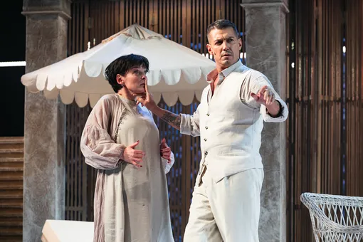 Иван Васильев и Анна Вартаньян на сцене театра им. В. Ф. Комиссаржевской в спектакле «На всякого мудреца довольно простоты»