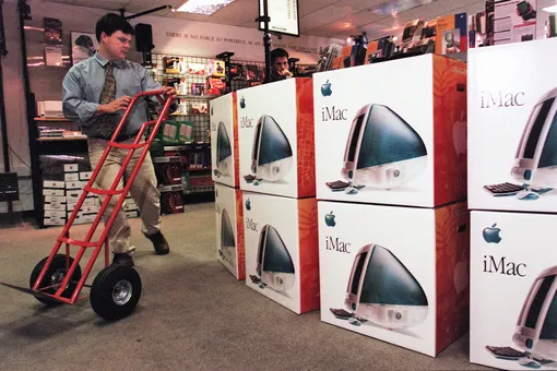 Продажа первых компьютеров iMac в 1998 году Продажа первых компьютеров iMac в 1998 году