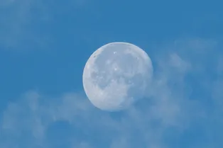 «Волчья Луна» и Квадрантиды: этой ночью россияне увидели первое полнолуние и звездопад года