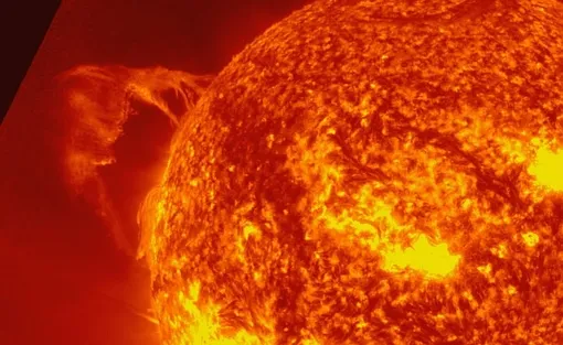 Выброс крупного солнечного протуберанца 14 октября 2025 года