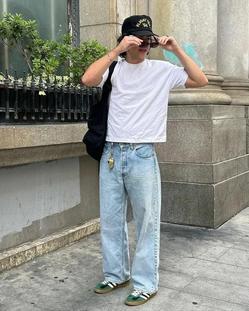 Широкие джинсы