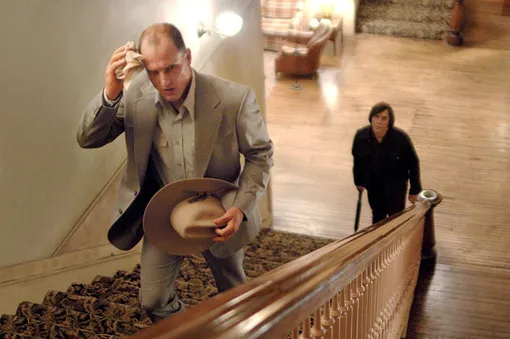 Вуди Харрельсон и Хавьер Бардем в фильме «Старикам тут не место» (2007) Вуди Харрельсон и Хавьер Бардем в фильме «Старикам тут не место» (2007)