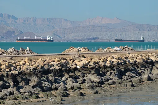 Нефтяные танкеры возле иранского порта Шахид Раджаи на северном берегу Ормузского пролива