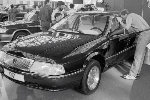 Посетители Московского международного автосалона 1995 года осматривают автомобиль «Волга» ГАЗ 3105. Посетители Московского международного автосалона 1995 года осматривают автомобиль «Волга» ГАЗ 3105.