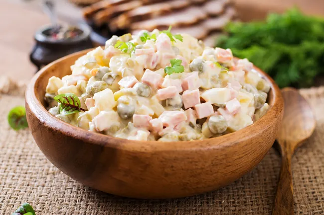 Россияне назвали самое любимое и надоевшее блюдо на новогоднем столе: оливье — вне конкуренции