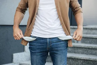 Зумеры станут самым бедным поколением: они отказываются от еды и имущества, чтобы выжить