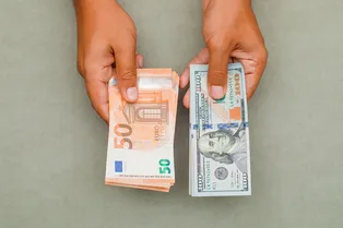 Брать или ждать? Когда лучше покупать валюту для отпуска в 2026 году