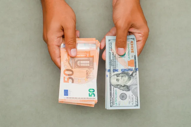 Брать или ждать? Когда лучше покупать валюту для отпуска в 2026 году