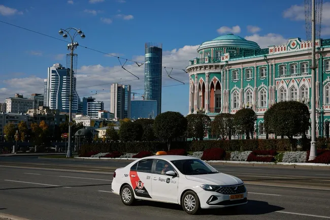 «Не вывести ни рубля»: российские таксисты остались без денег из-за атак БПЛА