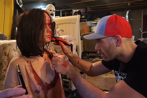 Дэмиен Леоне на съёмочной площадке фильма «Ужасающий 2» (2022) Дэмиен Леоне на съёмочной площадке фильма «Ужасающий 2» (2022)