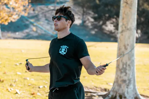 Лучшее, что можно сделать для сжигания калорий: пора освоить скакалку и разные техники прыжков Лучшее, что можно сделать для сжигания калорий: пора освоить скакалку и разные техники прыжков