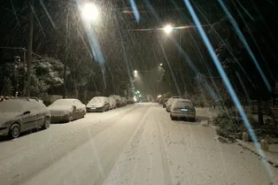 Дикие пробки и отмена рейсов: в Москве зарядил самый мощный снегопад зимы — сколько он продлится