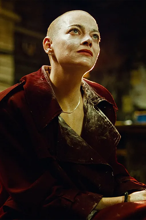 Эмма Стоун в фильме «Бугония» (2025)