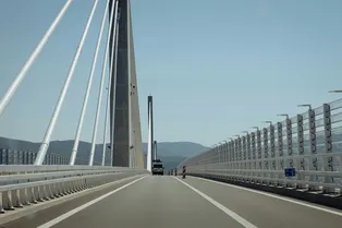 Электрокарам и гибридам запретили проезд по Крымскому мосту: названа главная причина ограничений Электрокарам и гибридам запретили проезд по Крымскому мосту: названа главная причина ограничений