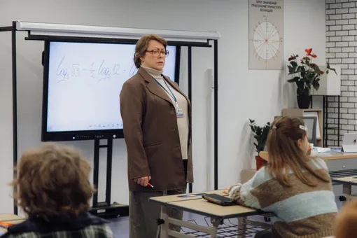 Мария Аронова воспитывает мажоров: о чем сериал «Олдскул» — потенциальный хит онлайн-кинотеатров