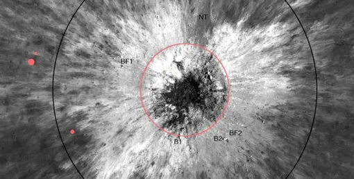 При анализе снимков аппарата Lunar Reconnaissance Orbiter специалисты НАСА заметили новый кратер диаметром около 225 метров — это примерно два футбольных поля При анализе снимков аппарата Lunar Reconnaissance Orbiter специалисты НАСА заметили новый кратер диаметром около 225 метров — это примерно два футбольных поля