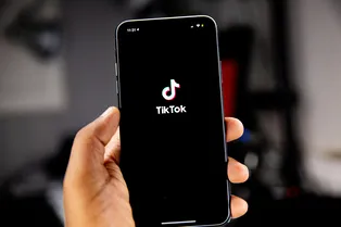 Школьникам ограничат TikTok: только 2 часа в день и никаких исключений