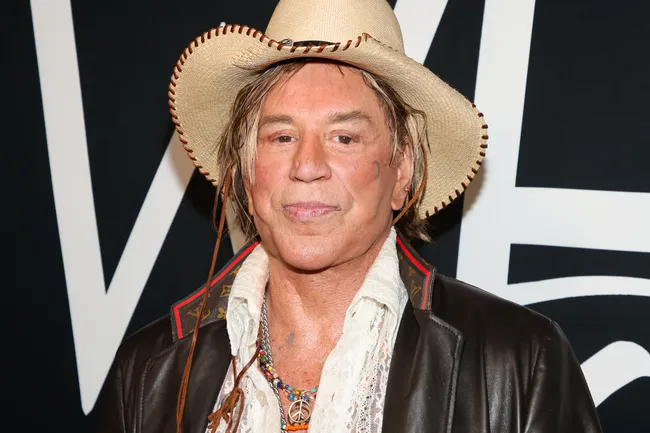 Лысый и босой: изменившегося до неузнаваемости Микки Рурка выселяют из дома за неуплату