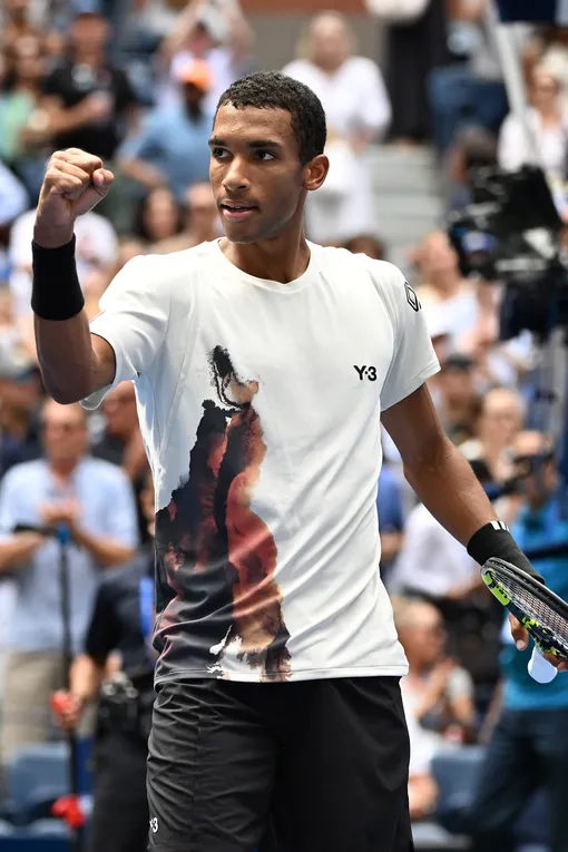 Феликс Оже-Альяссим в футболке Y-3 Tennis Pro FreeLift Tee на чемпионате US Open в 2025 году Феликс Оже-Альяссим в футболке Y-3 Tennis Pro FreeLift Tee на чемпионате US Open в 2025 году