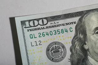 Доллар перегрет: почему рубль рухнул до минимумов февраля 2025 и что будет дальше