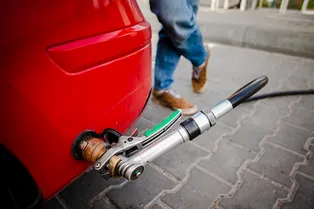 Россияне массово переводят машины на газ из-за нехватки бензина: насколько это выгодно Россияне массово переводят машины на газ из-за нехватки бензина: насколько это выгодно