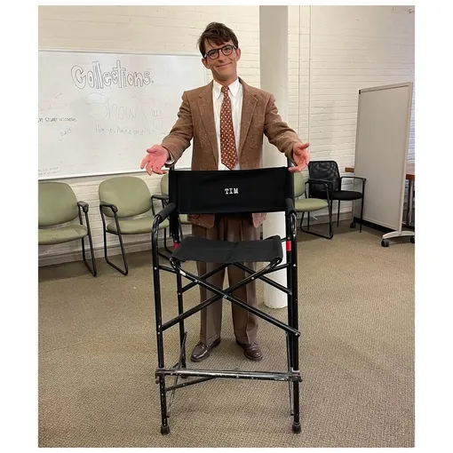 Джонатан Бейли на съемках сериала «Попутчики»